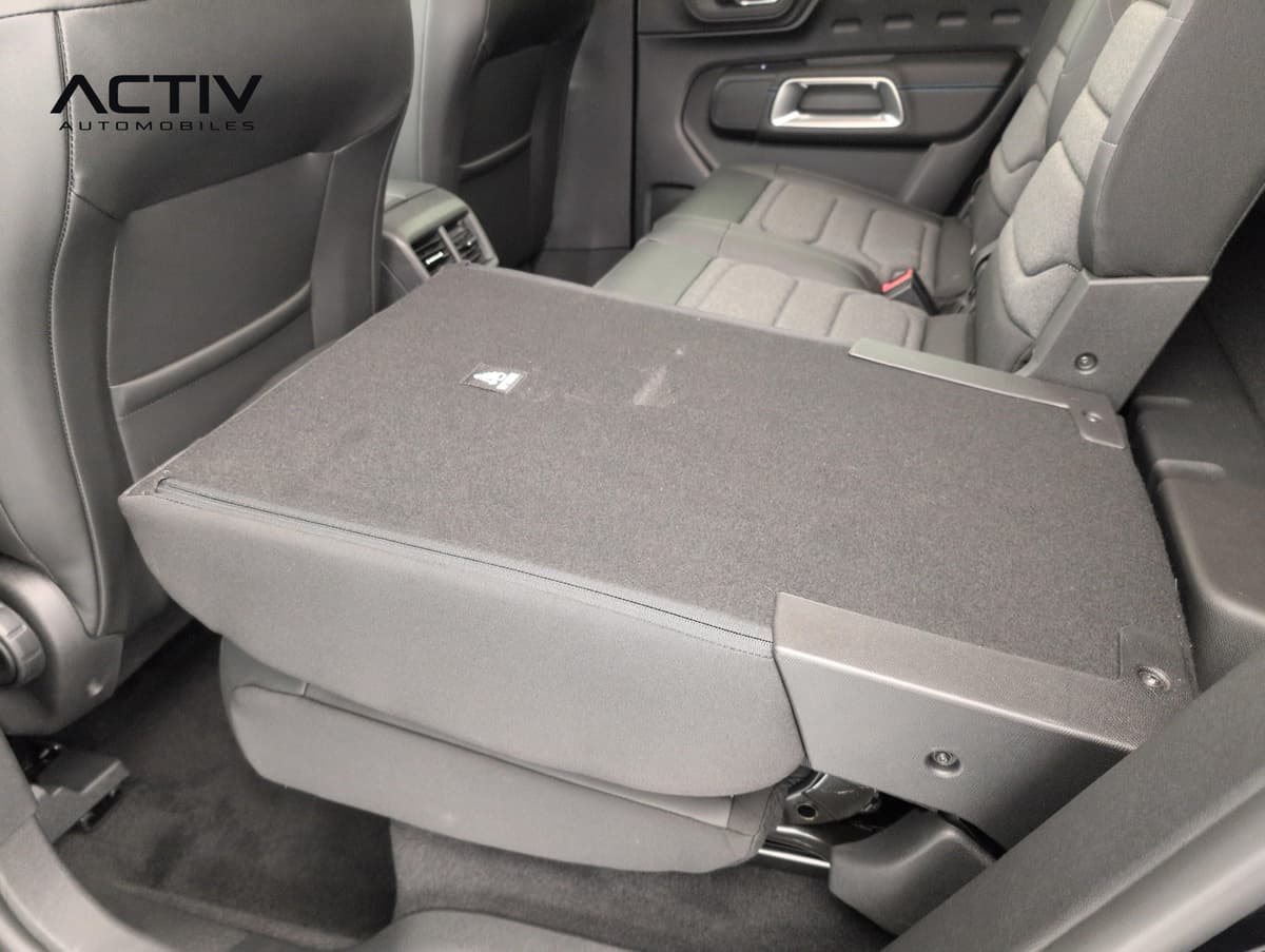 Citroën C5 Aircross : siège arrière rabattu à plat, dossier replié sur l'assise, tissu noir