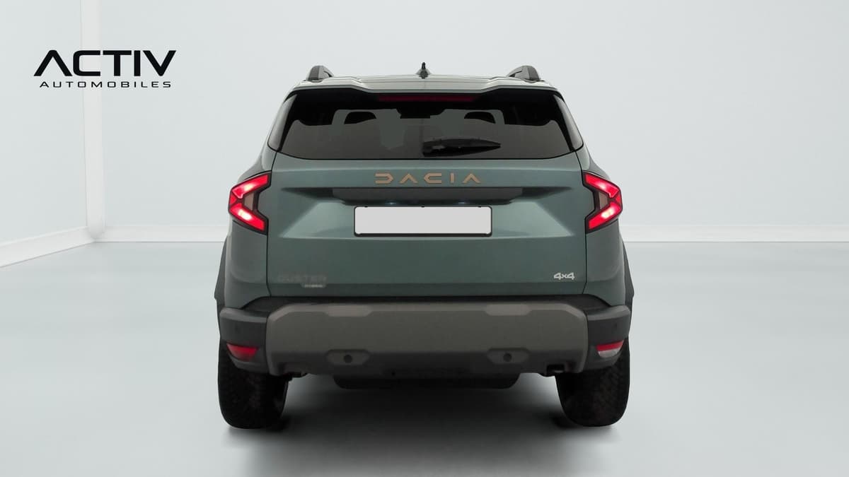 Dacia Duster : face arrière verte avec feux à LED, barres de toit et monogramme 4x4