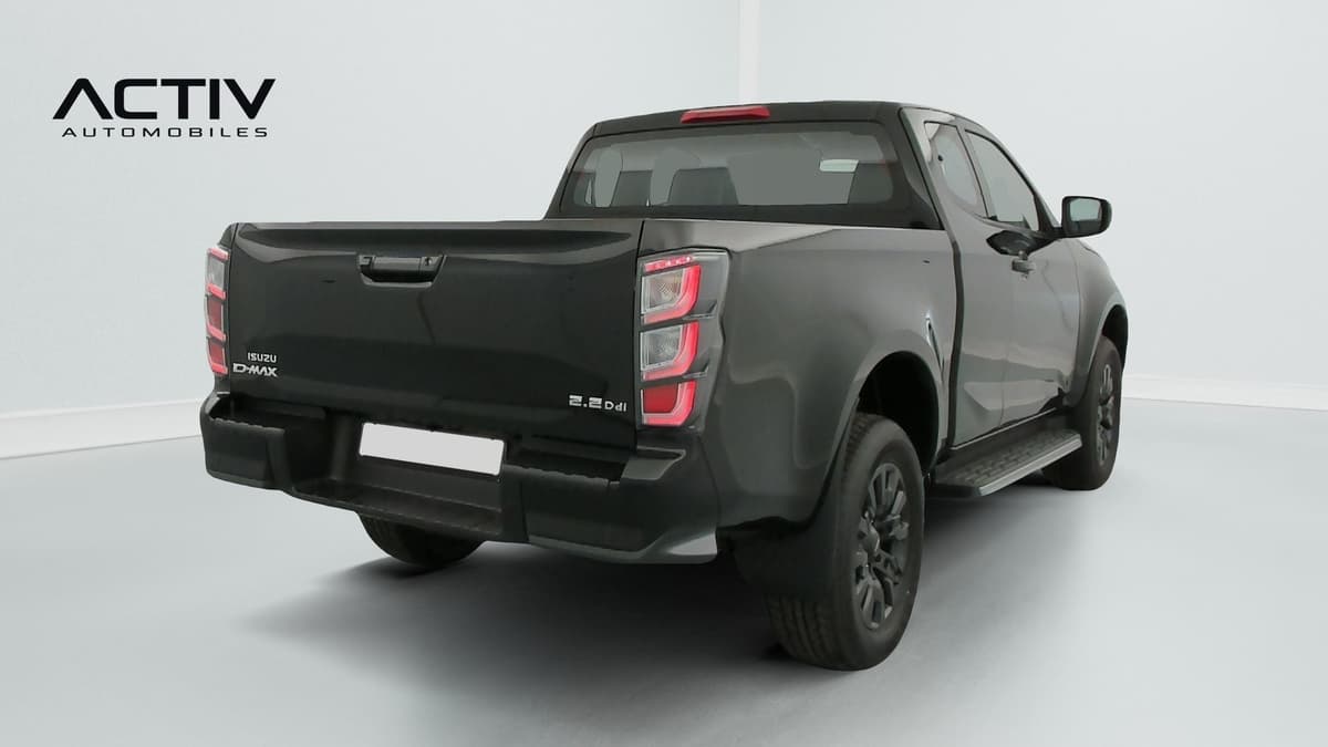 Isuzu D-MAX : pick-up noir vu de l'arrière trois quarts droit avec marchepied latéral