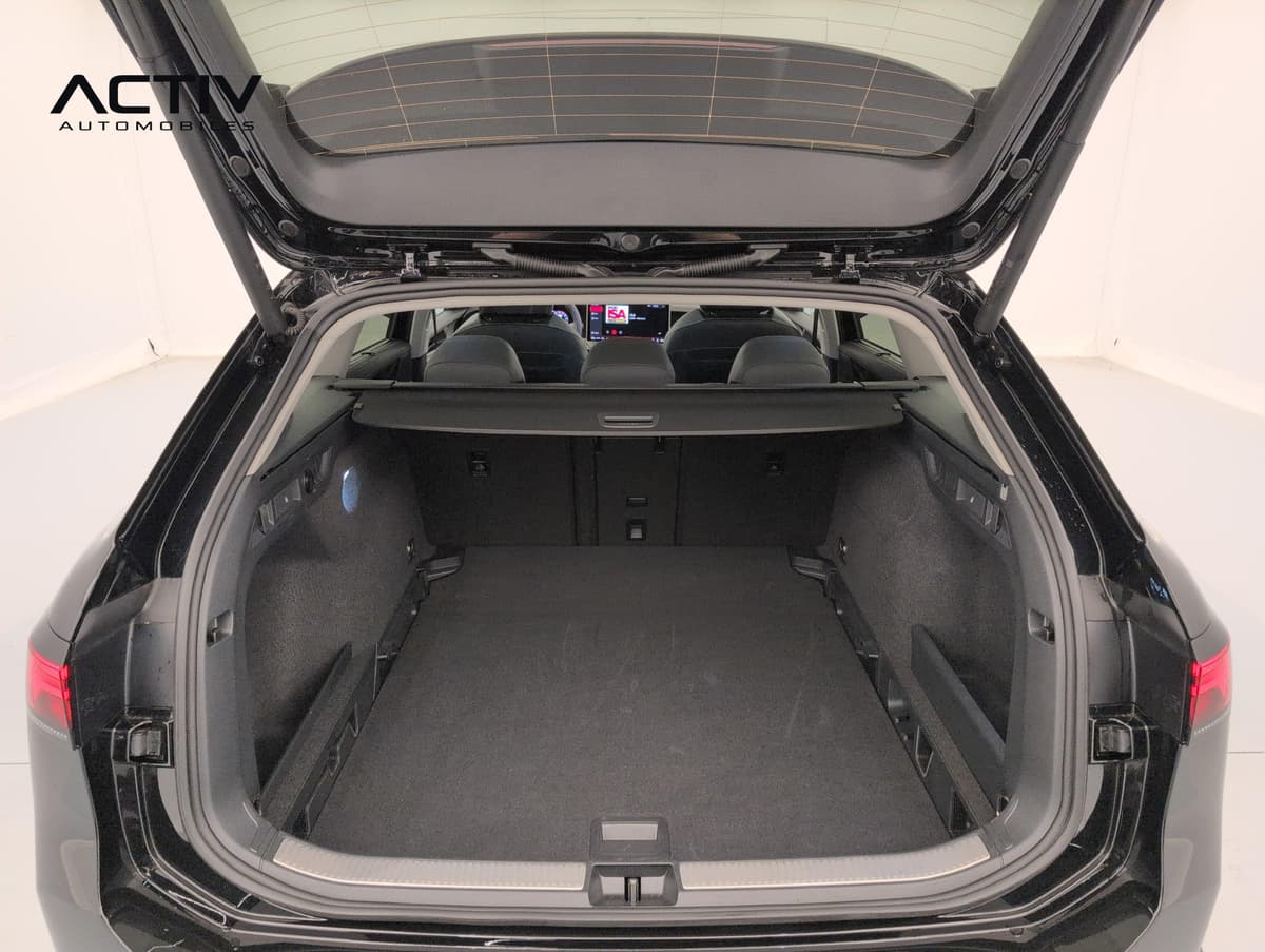 Volkswagen Passat : coffre ouvert avec plancher plat moquetté et cache-bagages tiré