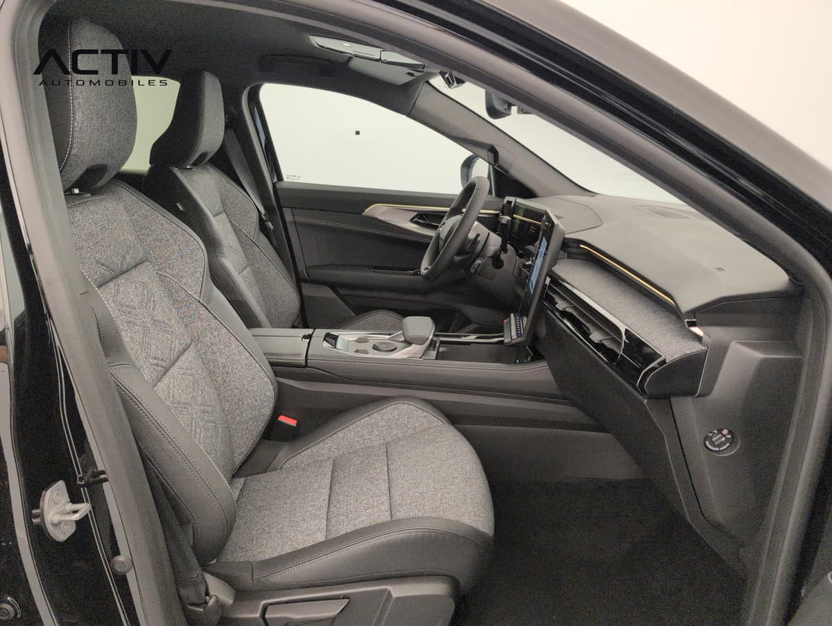 Renault Austral : siège passager avant en tissu gris et console centrale vus par la portière