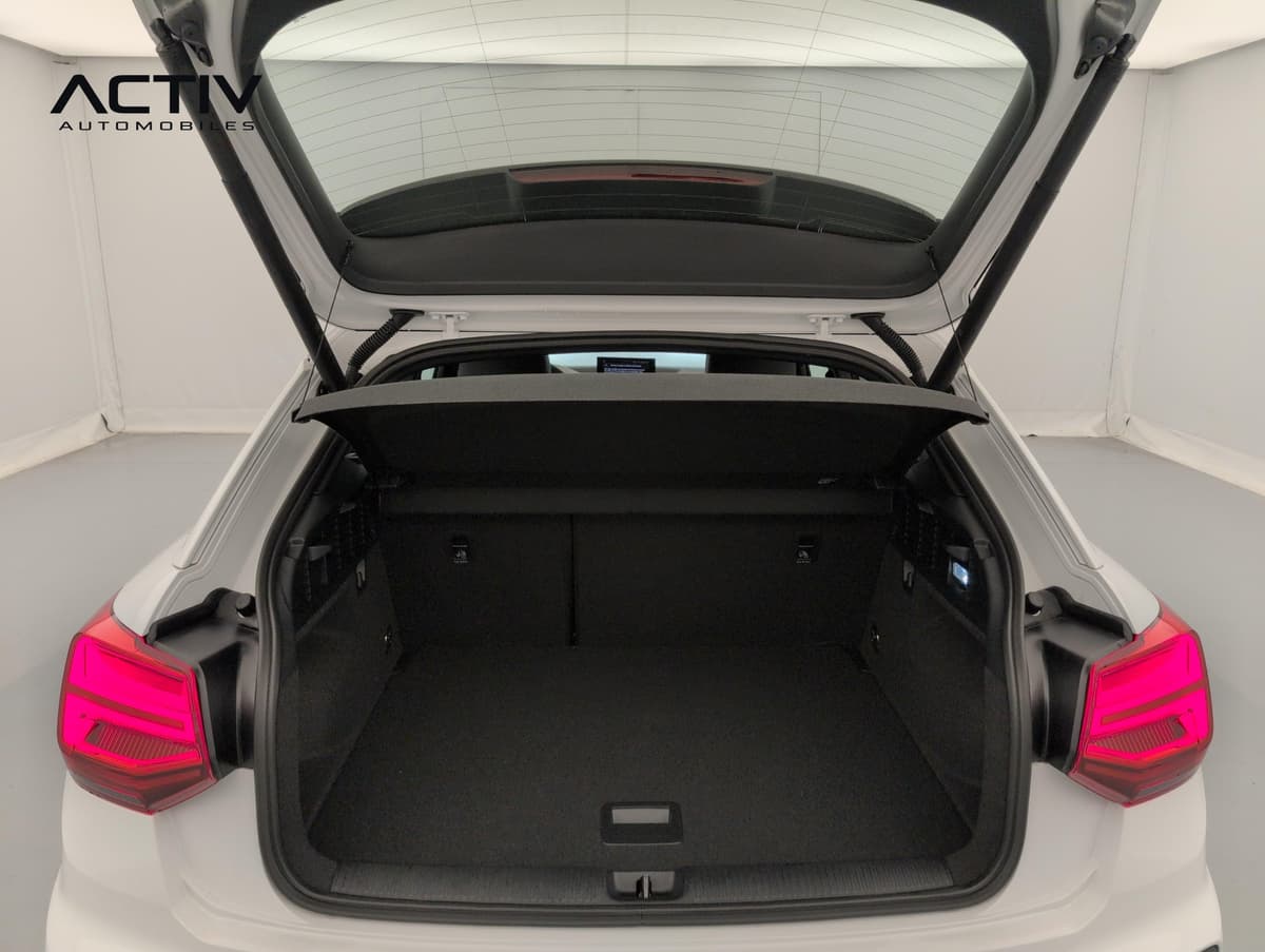Audi Q2 : coffre ouvert avec plancher plat et tablette arrière noire