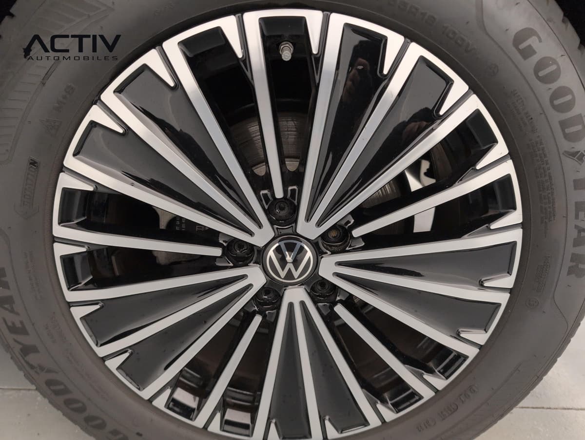 Volkswagen Tiguan : jante alliage bicolore noir et argent avec pneu à flanc visible