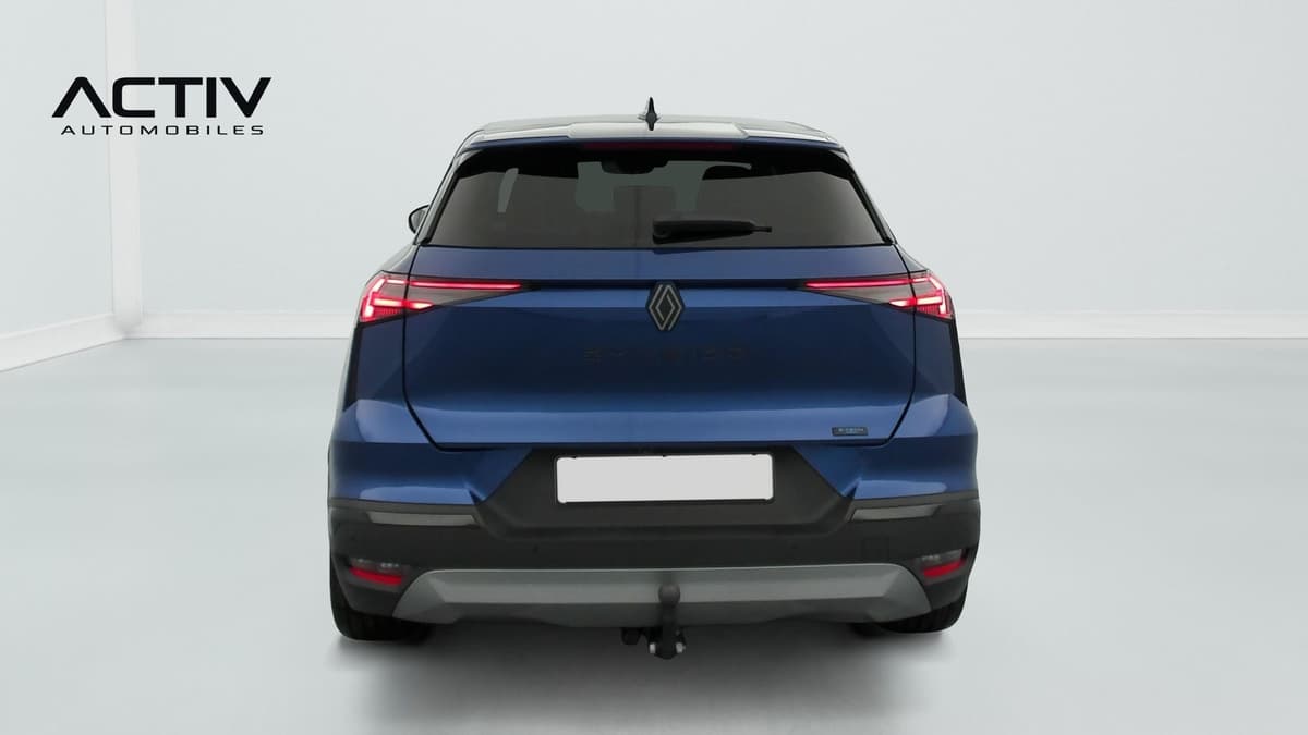 Renault Symbioz : face arrière bleue avec feux fins et attelage à rotule visible
