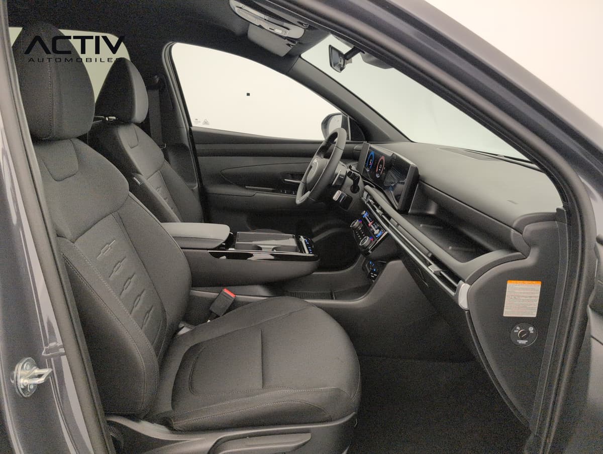 Hyundai Tucson : habitacle avant côté passager avec siège en tissu noir et console centrale