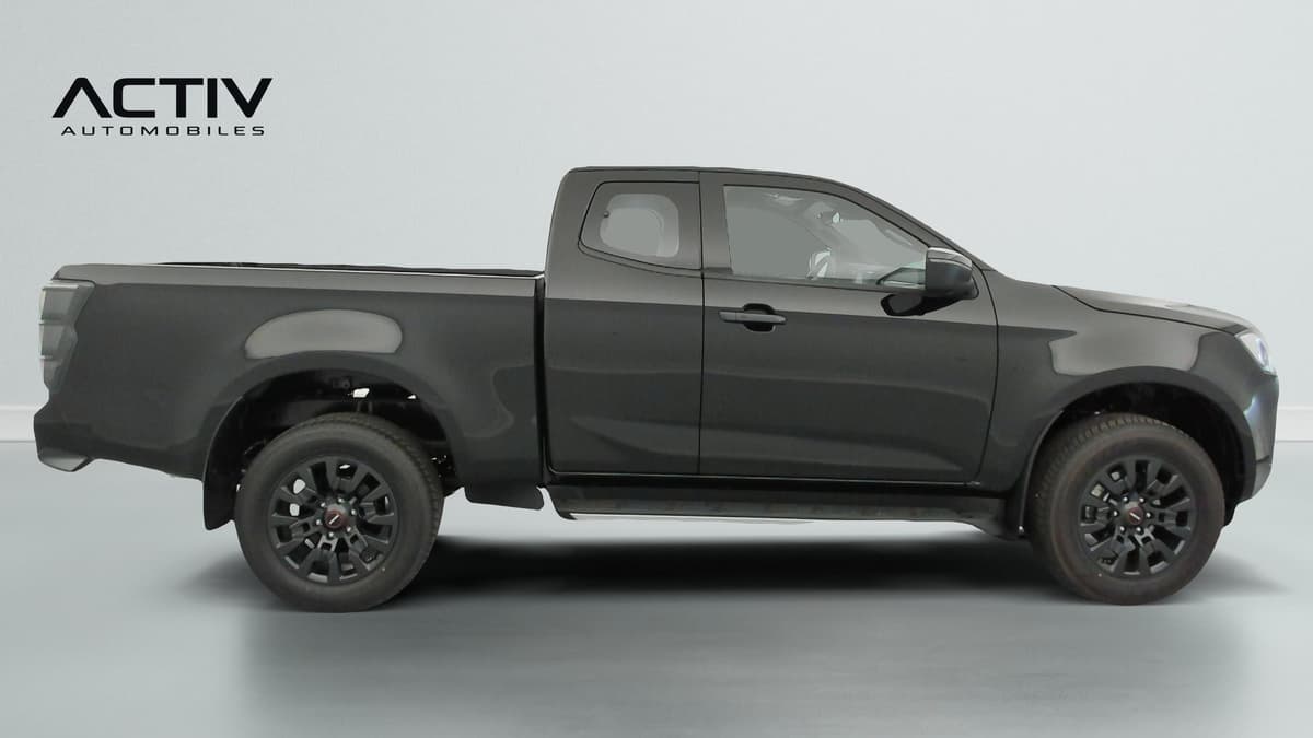 Isuzu D-MAX : profil droit du pick-up noir avec jantes alliage noires et marchepied latéral