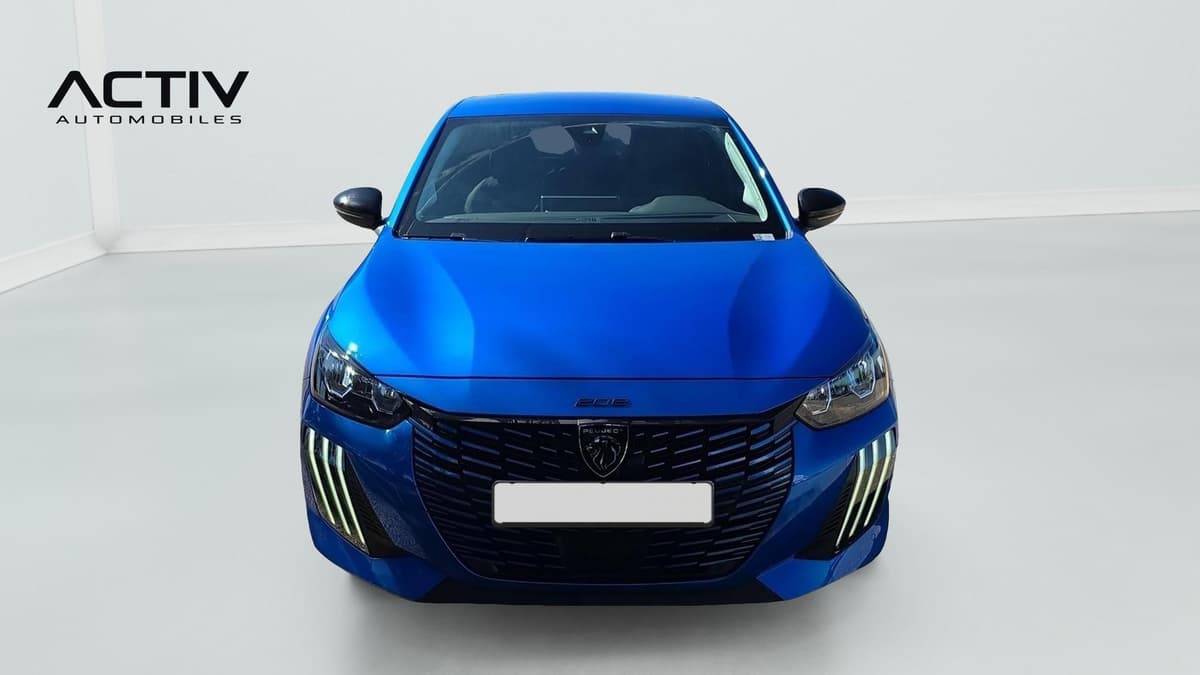 Peugeot 208 : face avant bleue avec projecteurs LED et feux diurnes à trois griffes