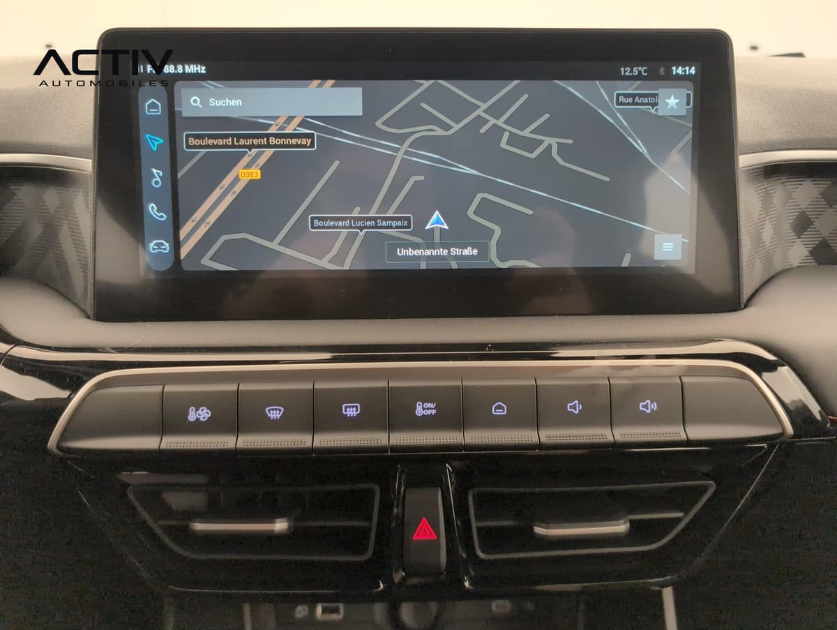 Mg MG3 : écran tactile affichant la navigation, avec rangée de touches de commande en dessous