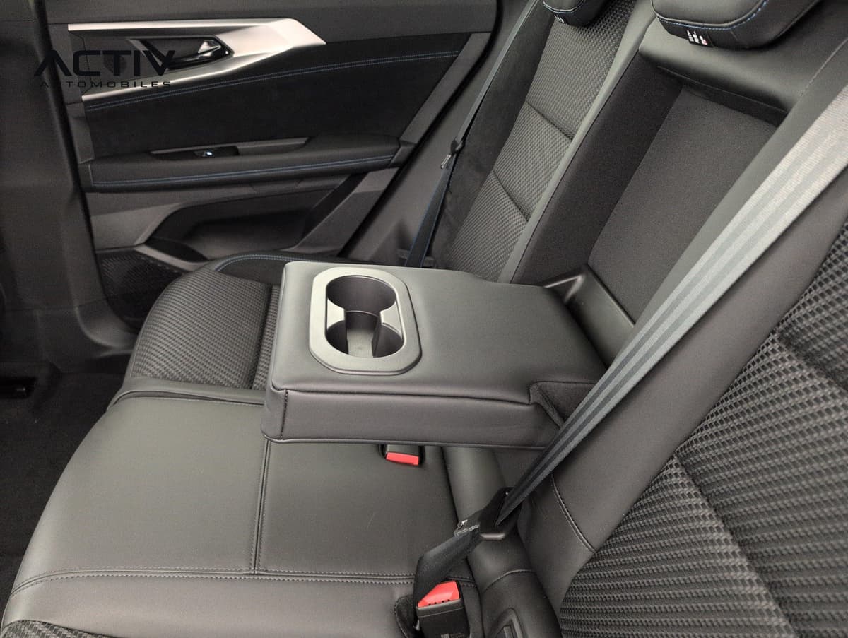 Renault Austral : accoudoir central rabaissé avec porte-gobelets sur la banquette arrière