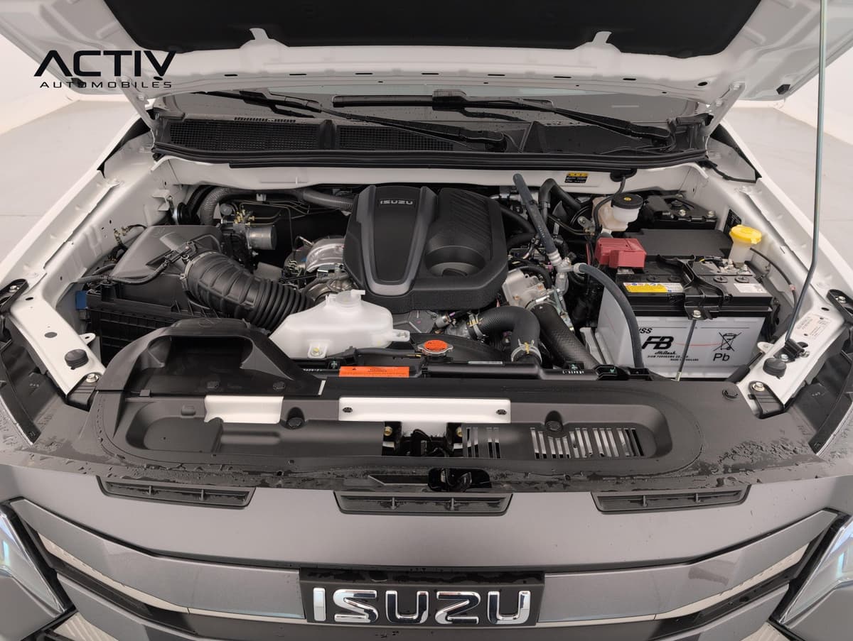 Isuzu D-MAX : compartiment moteur diesel capot ouvert avec batterie et cache moteur