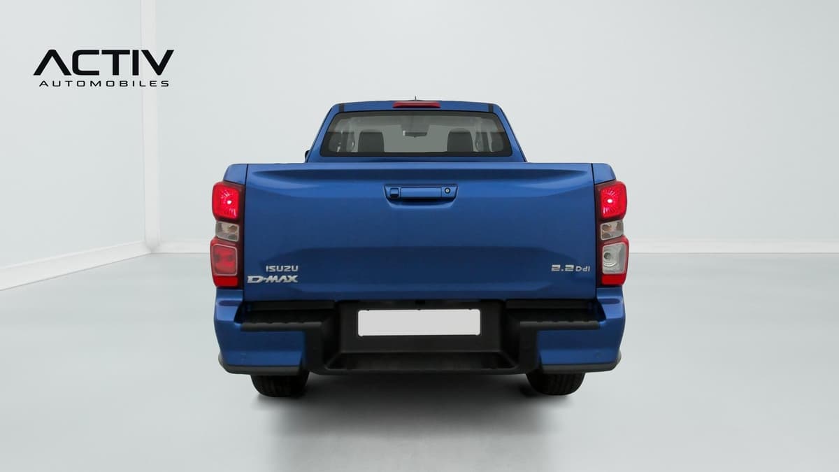 Isuzu D-MAX : face arrière bleue avec hayon, feux rouges et pare-chocs noir marchepied