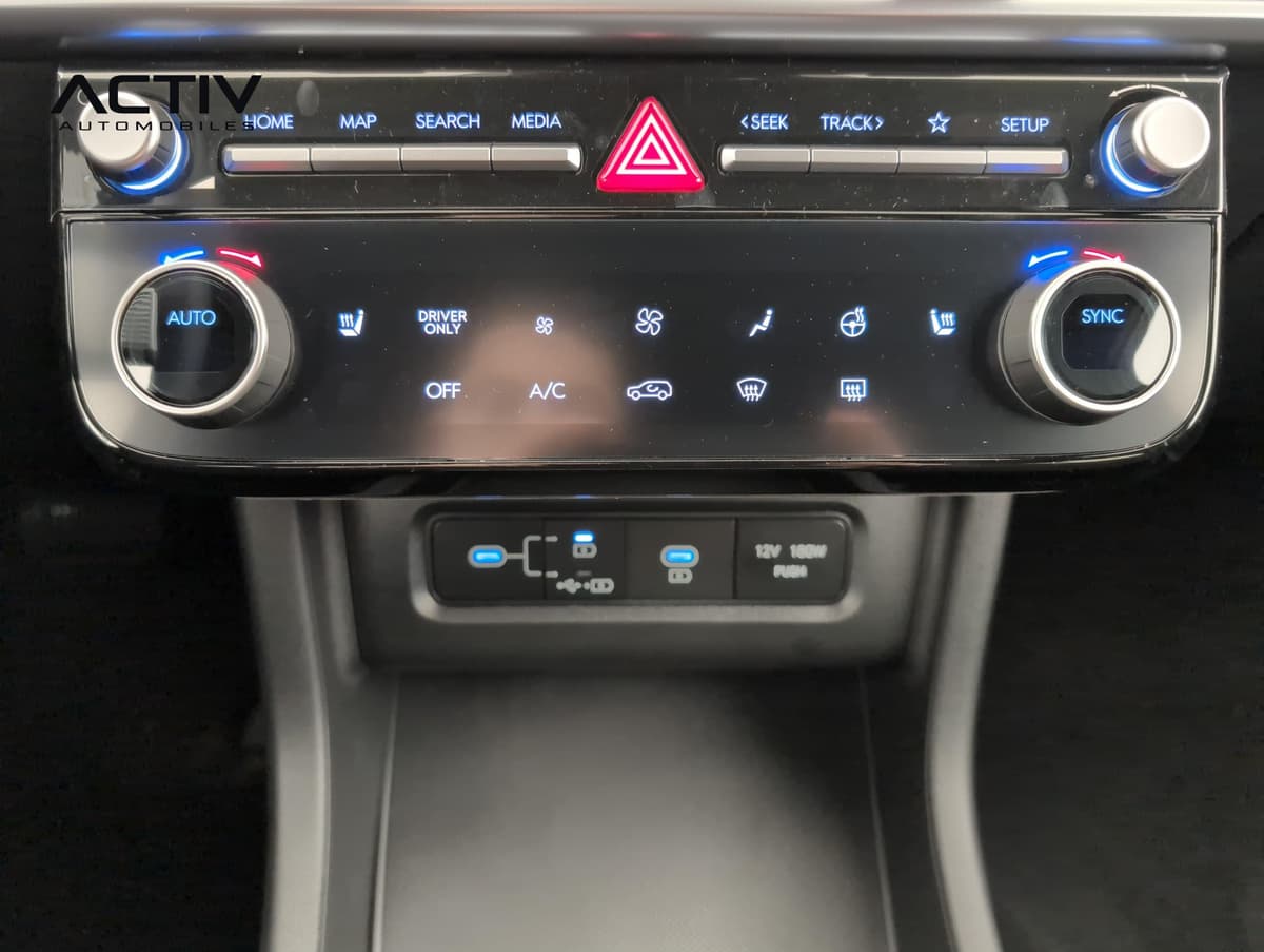 Hyundai Tucson : commandes de climatisation tactiles et prises USB et 12V sur la console