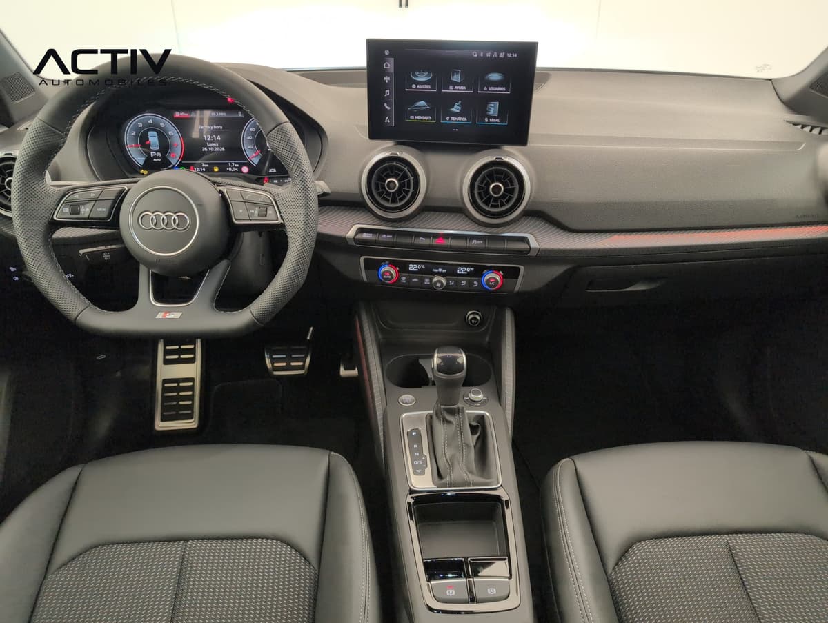 Audi Q2 : planche de bord avec écran tactile, volant sport et levier de vitesses automatique