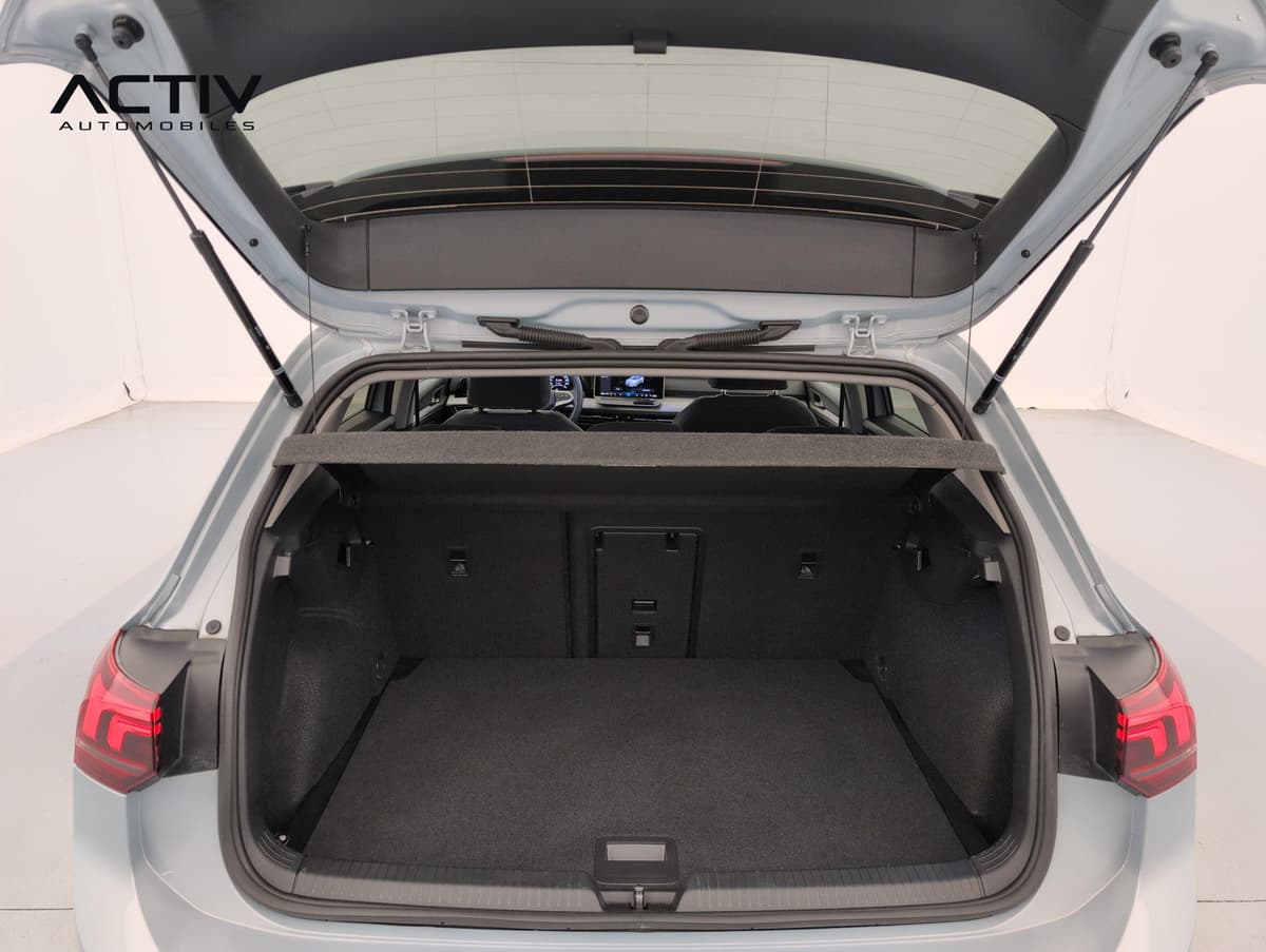 Volkswagen Golf 8 : coffre ouvert avec cache-bagages et plancher plat moquetté