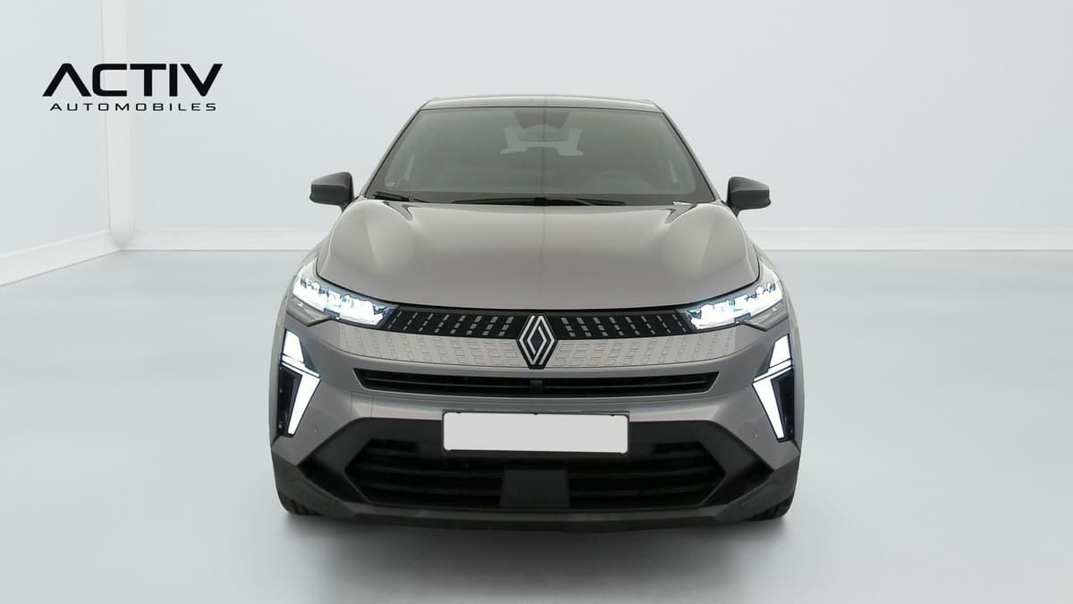 Renault Captur : face avant grise avec optiques LED, calandre et rétroviseurs noirs