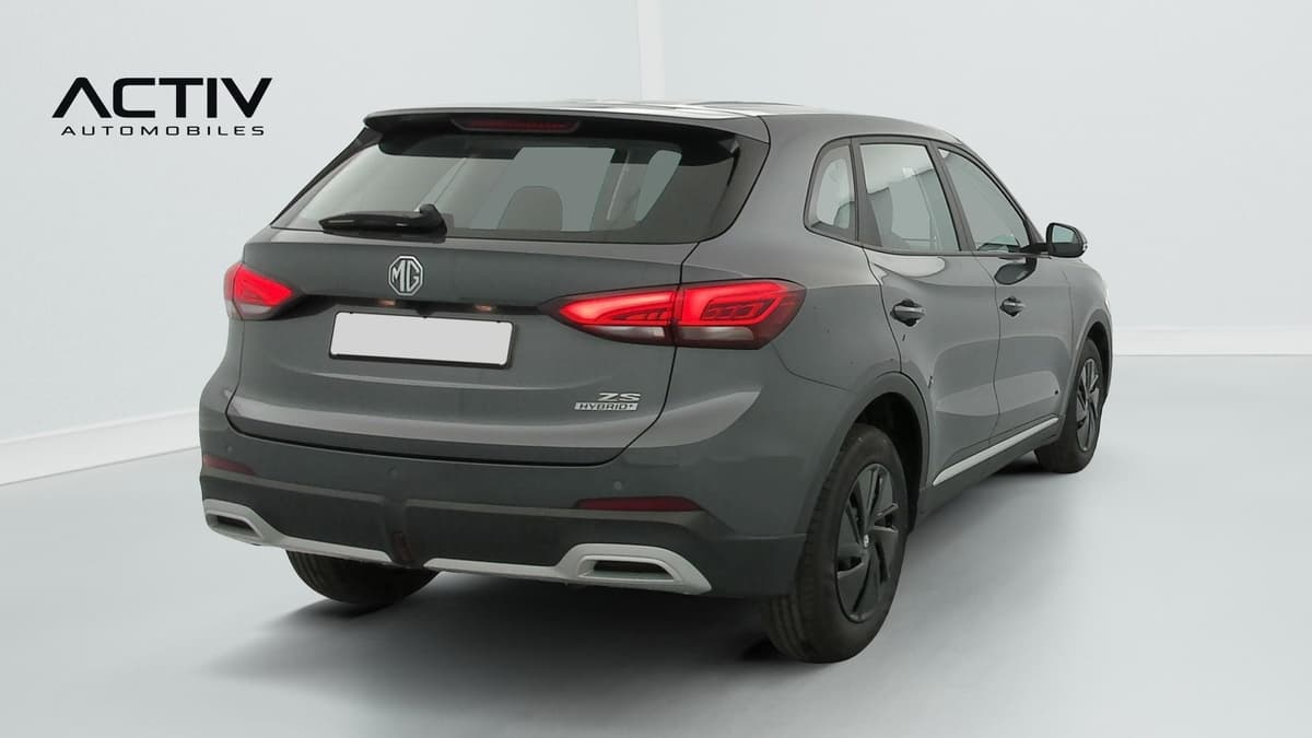 Mg ZS : vue arrière trois quarts droit d'un SUV gris avec feux à LED et jantes noires