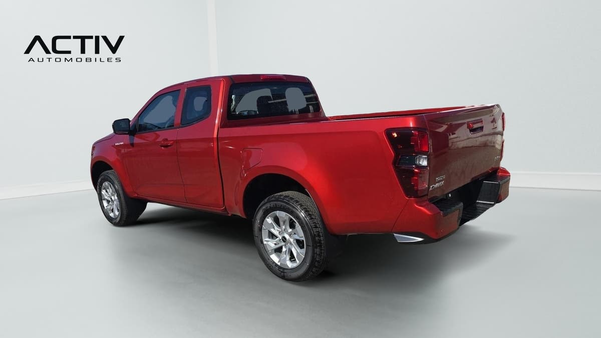 Isuzu D-MAX : pick-up rouge vu de l'arrière trois quarts gauche avec jantes alliage