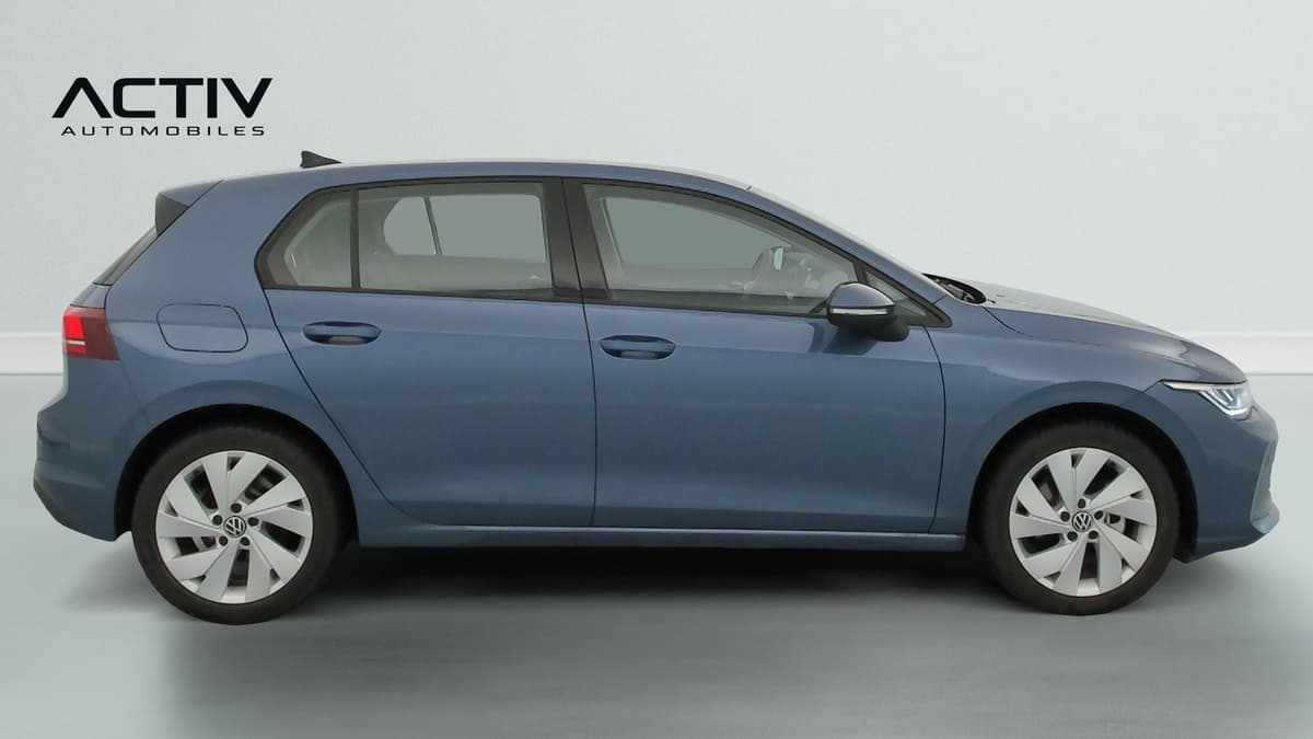 Volkswagen Golf 8 : profil droit d'une berline bleue à cinq portes avec jantes alliage claires