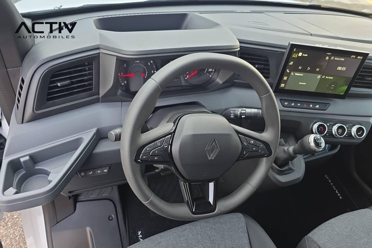 Renault Master Fourgon : poste de conduite avec volant, écran tactile et levier de vitesses manuel