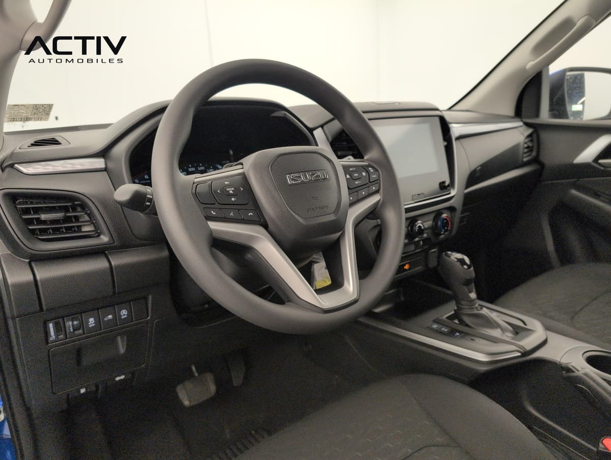 Isuzu D-MAX : poste de conduite avec volant, écran tactile et levier de vitesses automatique