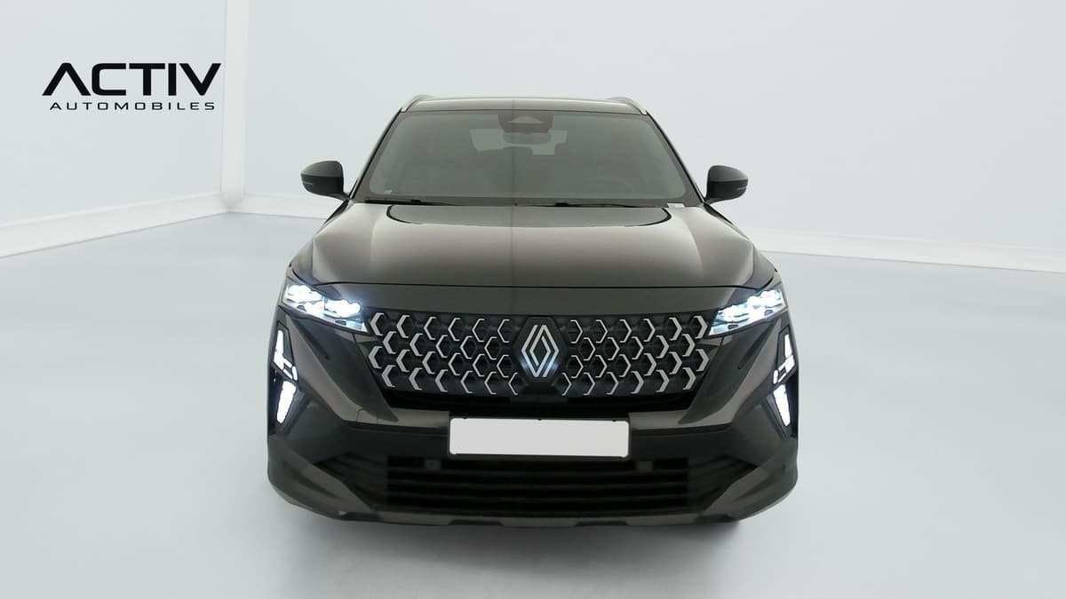 Renault Austral : face avant sombre avec calandre à motif chromé et feux allumés