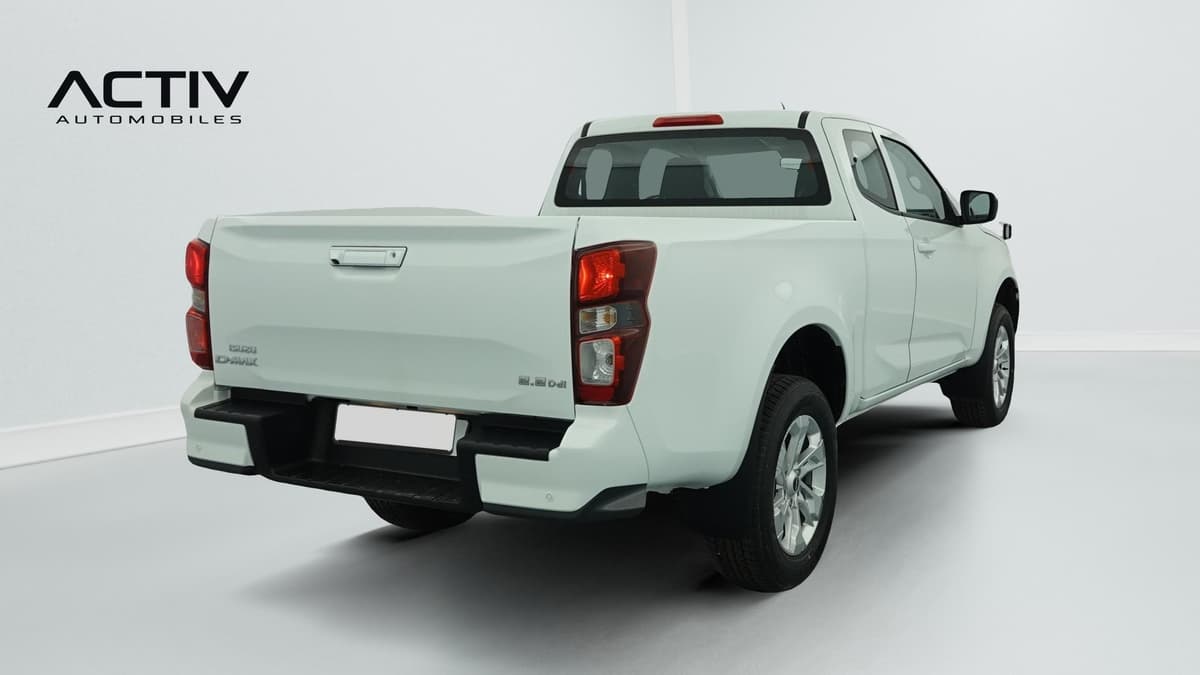 Isuzu D-MAX : pick-up blanc vu de l'arrière trois quarts droit avec hayon fermé