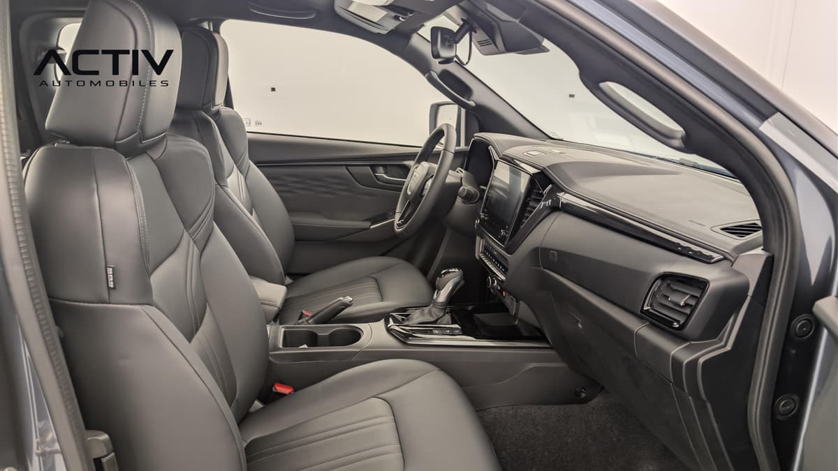 Isuzu D-MAX : habitacle avant côté passager avec sièges noirs, console et écran tactile