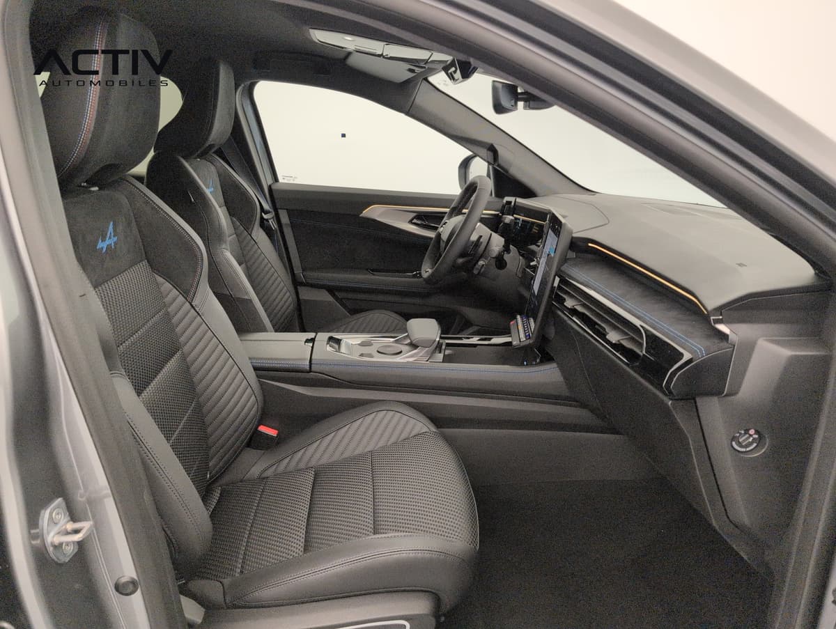 Renault Austral : siège avant passager sombre avec logo bleu, console centrale et planche de bord