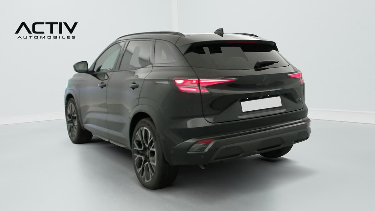 Renault Austral : vue arrière trois quarts gauche avec feux à LED et grandes jantes sombres