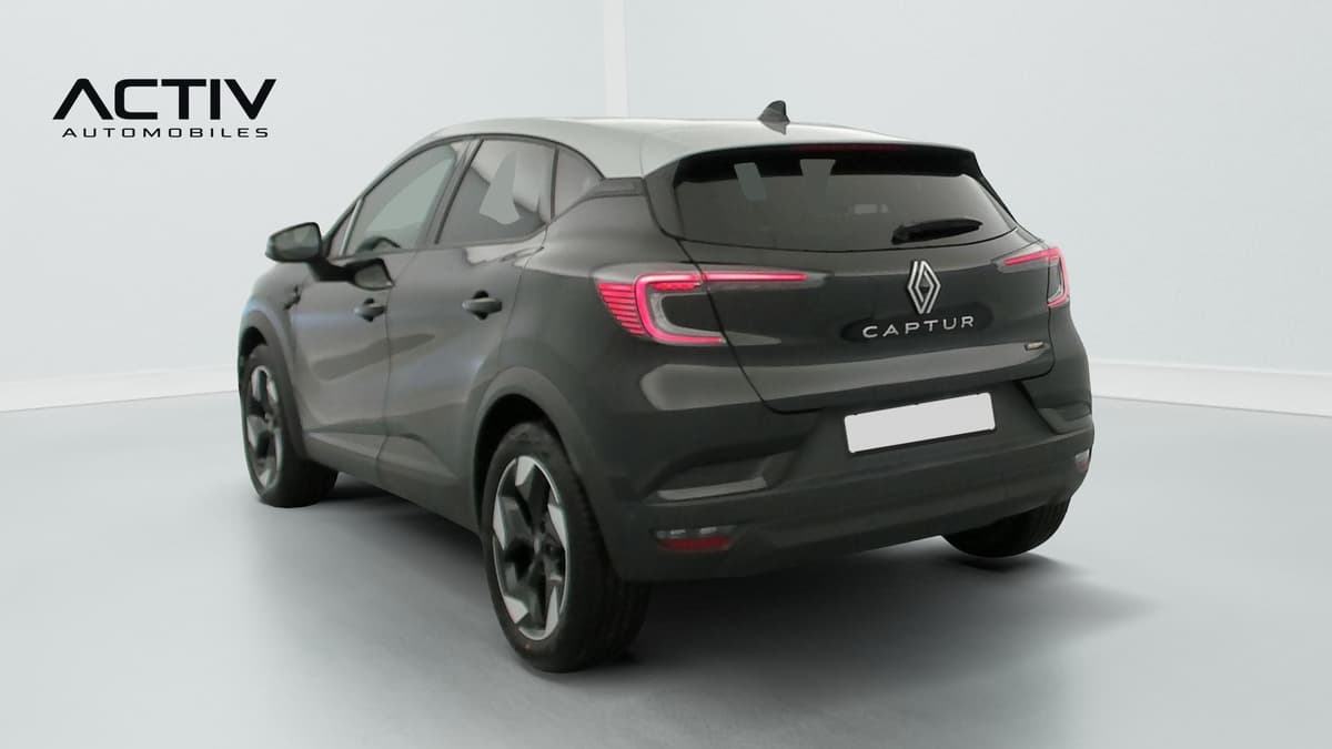 Renault Captur : vue arrière trois quarts gauche, carrosserie sombre, toit gris et jantes bicolores