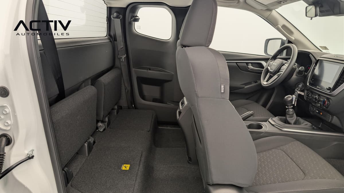Isuzu D-MAX : espace arrière de la cabine avec sièges rabattus et siège avant en tissu gris