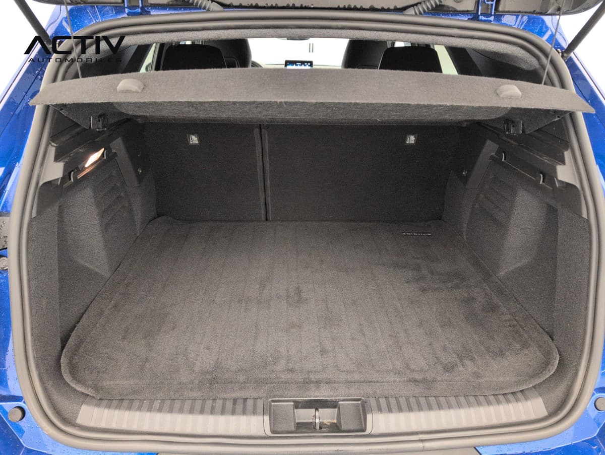 Renault Symbioz : coffre ouvert avec tapis de sol moquetté et cache-bagages