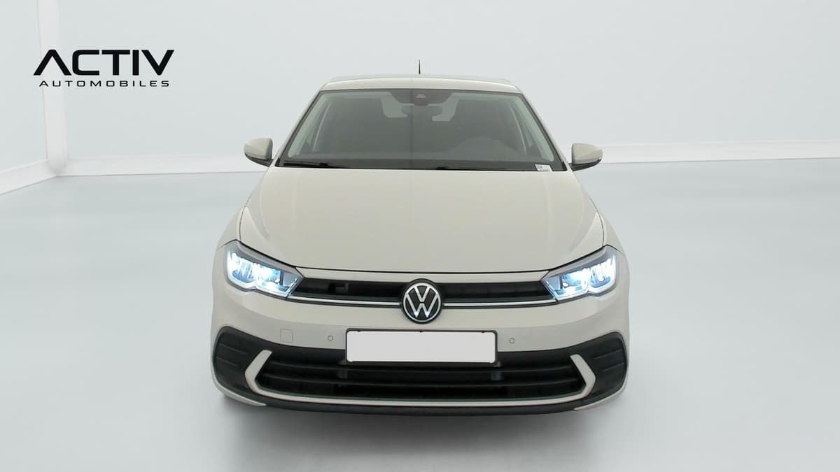 Volkswagen Polo : face avant avec projecteurs à LED allumés et calandre à baguette chromée