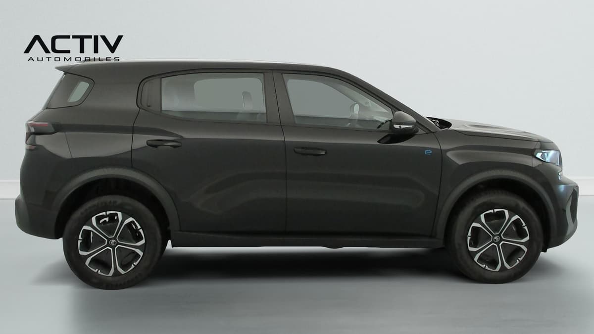 Citroën E-C3 Aircross : profil droit du SUV noir avec jantes alliage bicolores et vitres teintées