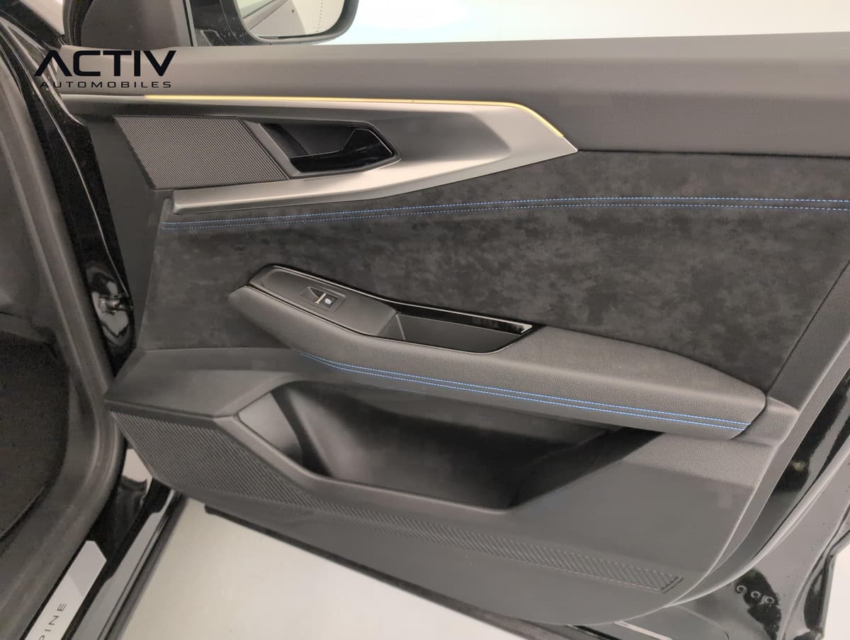 Renault Austral : panneau de porte avant droit en alcantara noir avec surpiqûres bleues