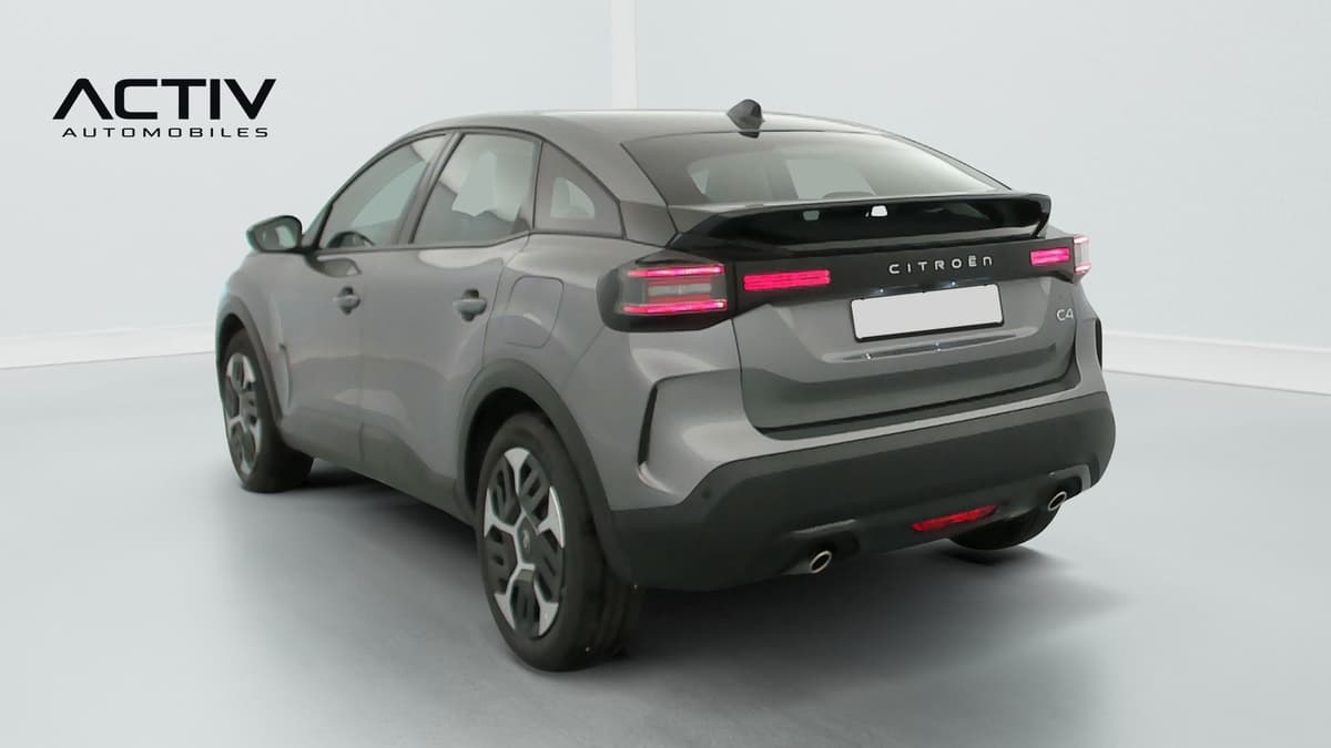 Citroën C4 : vue arrière trois quarts gauche avec feux à LED et enjoliveurs bicolores