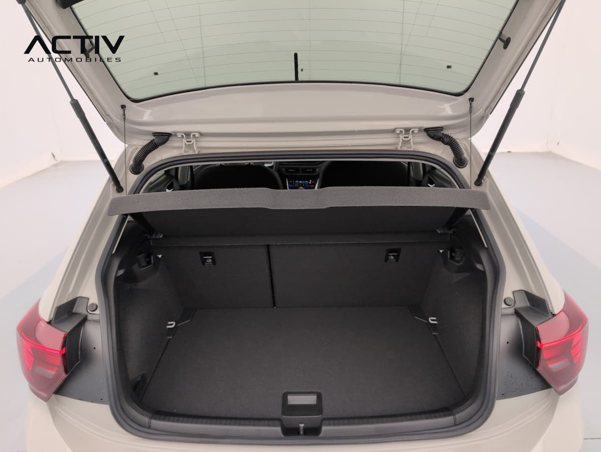 Volkswagen Polo : coffre ouvert avec cache-bagages et plancher plat