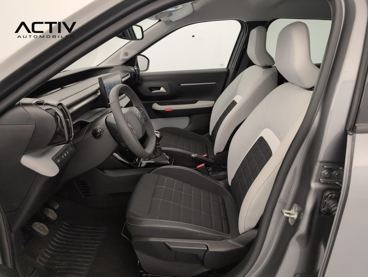 Citroën C3 : habitacle avant côté conducteur avec sièges en tissu noir et gris clair