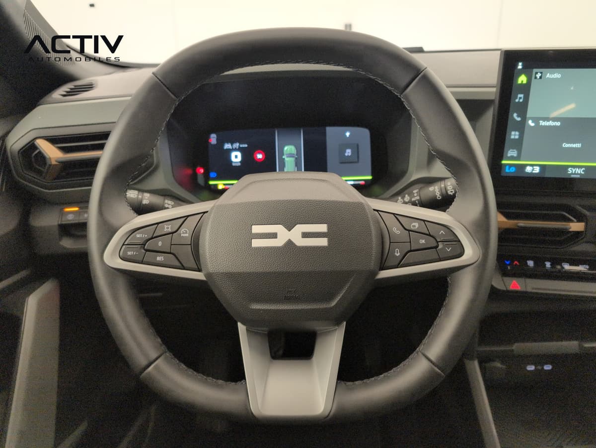 Dacia Bigster : volant avec commandes au volant et tableau de bord digital derrière
