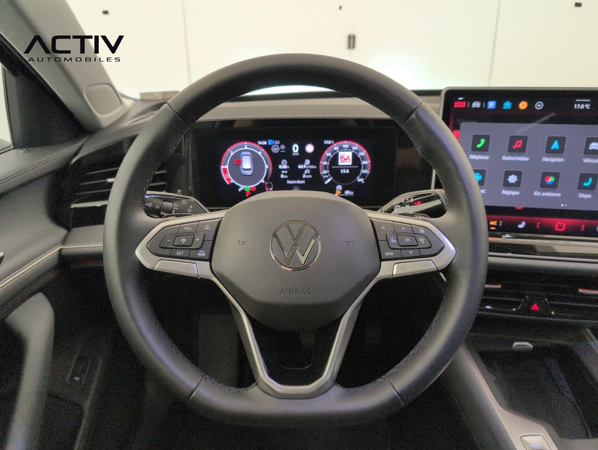 Volkswagen Passat : volant multifonction avec commandes au volant devant le combiné numérique