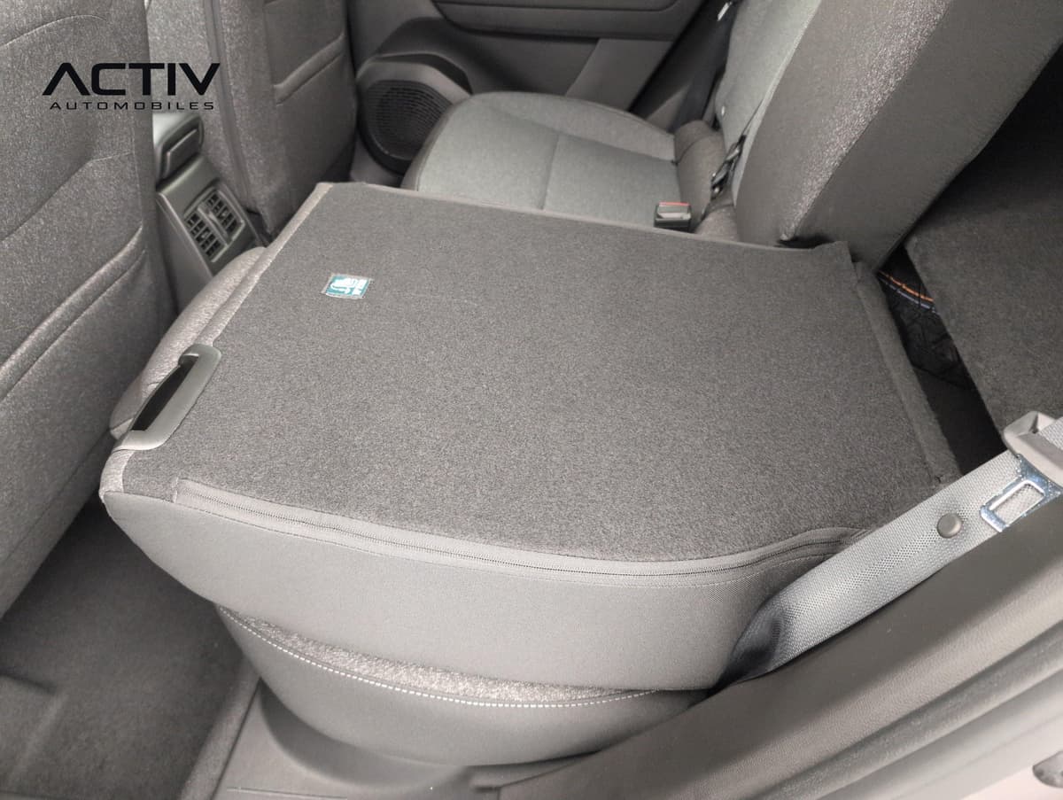 Renault Captur : dossier de banquette arrière rabattu sur l'assise, avec poignée et bouche d'aération