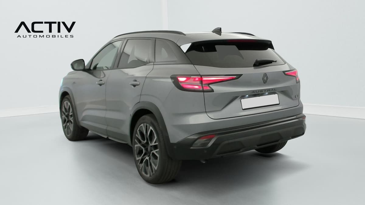 Renault Austral : vue arrière trois quarts gauche avec feux à LED et grandes jantes sombres