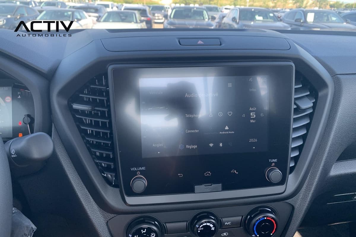 Isuzu D-MAX : écran tactile multimédia central avec boutons de volume et de réglage