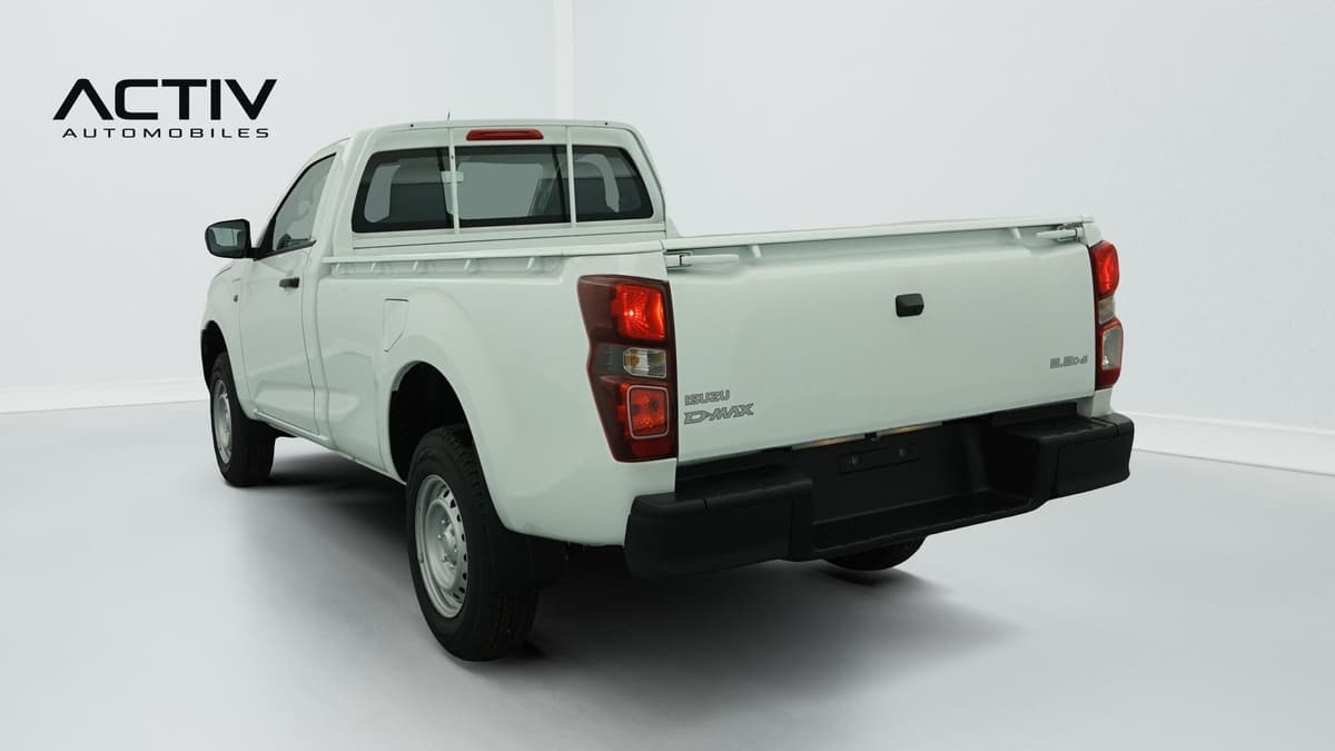 Isuzu D-MAX : arrière trois quarts gauche du pick-up blanc avec hayon fermé et jantes acier