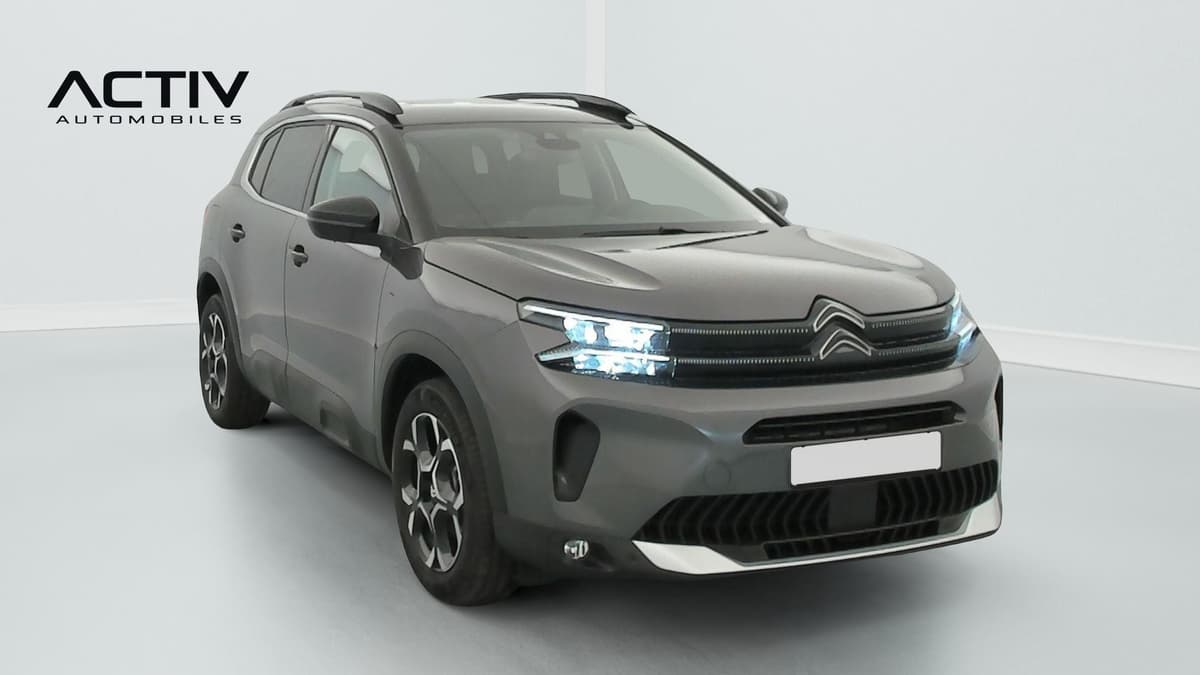Citroën C5 Aircross : vue avant trois quarts droit avec phares allumés et barres de toit