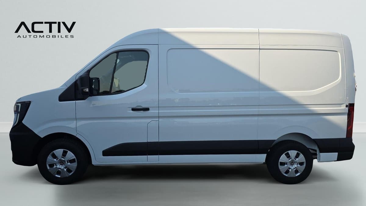 Renault Master Fourgon : profil gauche du fourgon blanc avec panneaux latéraux tôlés et jantes tôlées