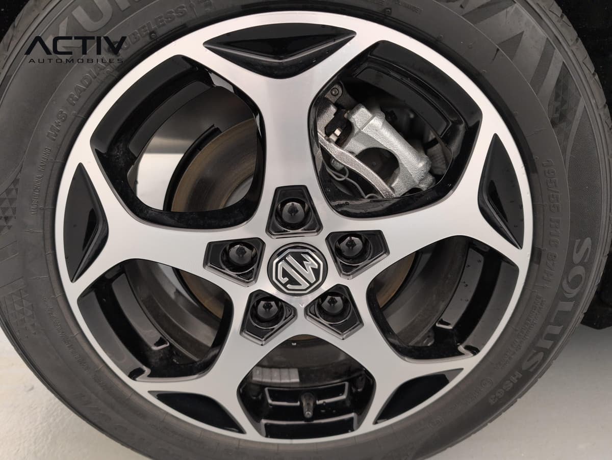 Mg MG3 : jante alliage bicolore noir et aluminium poli avec pneu et étrier de frein visible