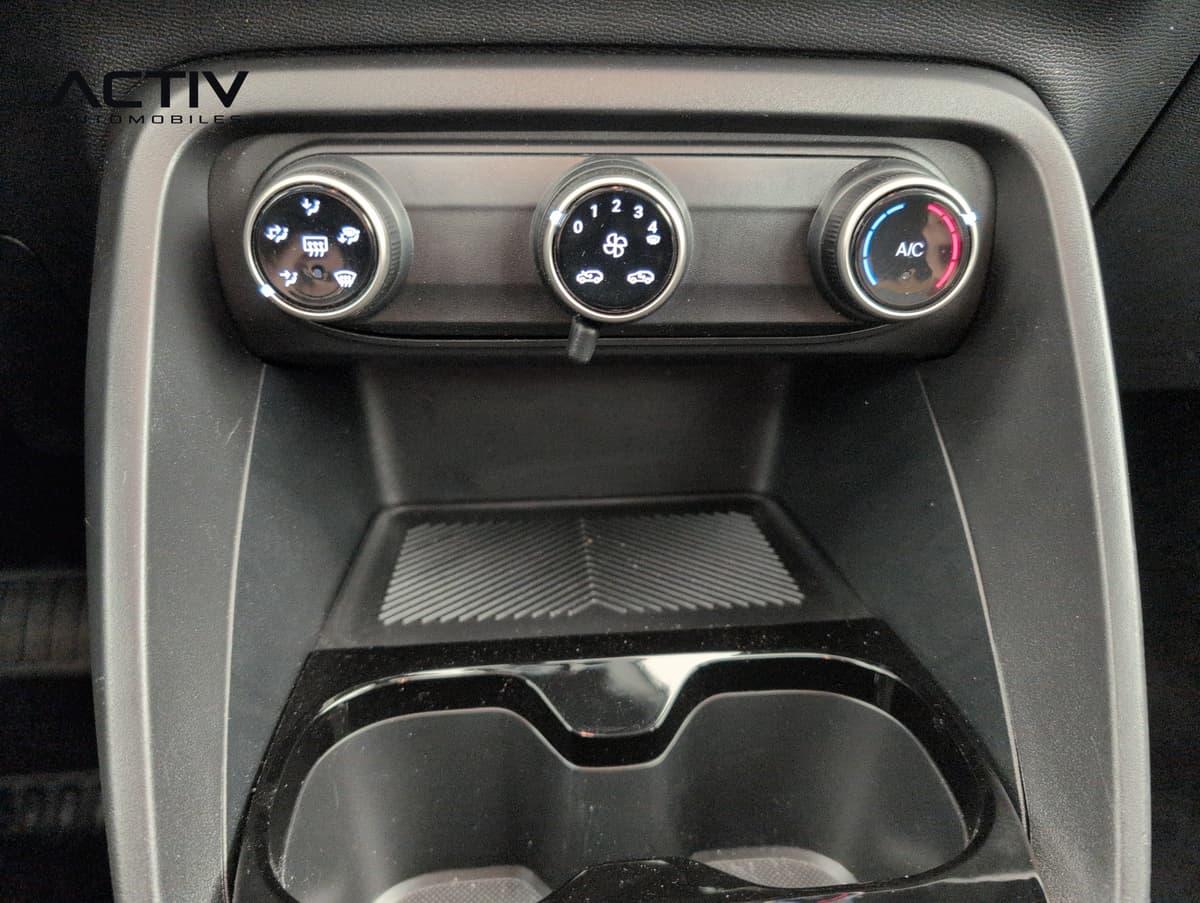Citroën E-C3 Aircross : trois molettes de climatisation au-dessus d'un range-gobelets