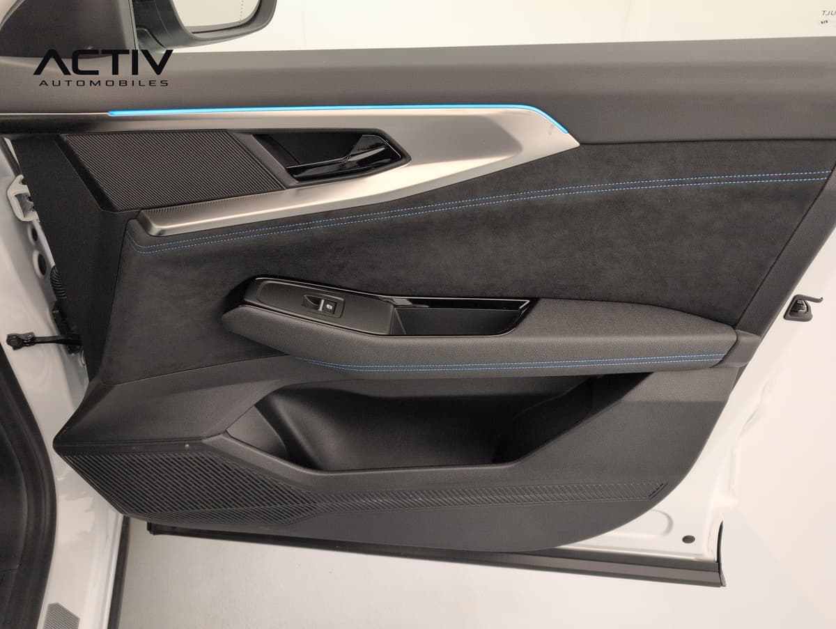 Renault Austral : panneau de porte noir avec surpiqûres bleues et lumière d'ambiance