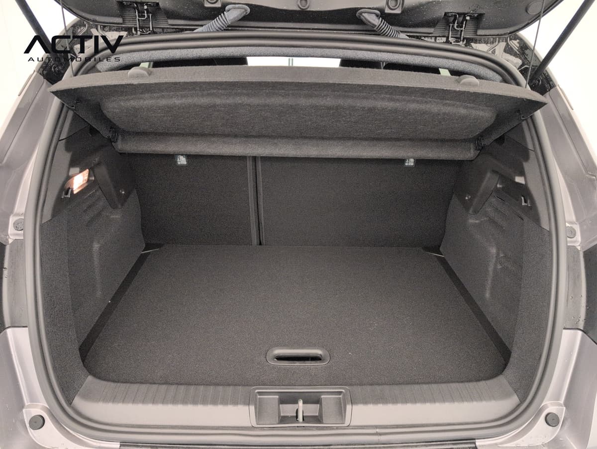 Renault Captur : coffre ouvert avec plancher plat et cache-bagages tendu
